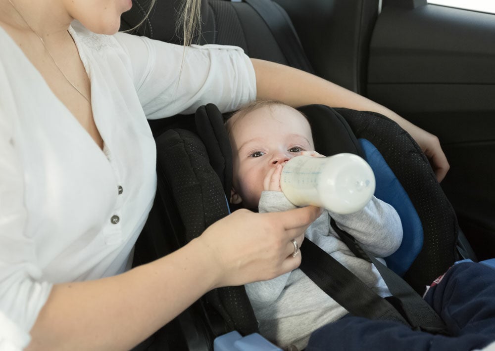 Comment bien préparer un biberon à bébé ? Doses & quantité de lait
