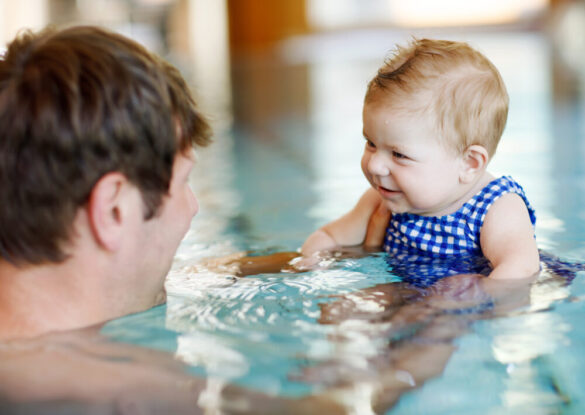 Emmener bébé à la piscine : comment s'organiser ?