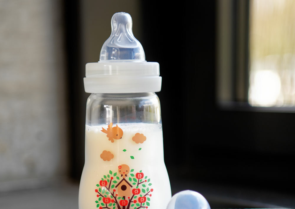 Eau pour biberon bébé : préférez l'eau en bouteille pour le préparer.