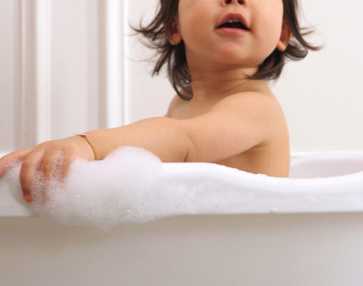 Bain de bébé : comment choisir entre la baignoire et le transat ?