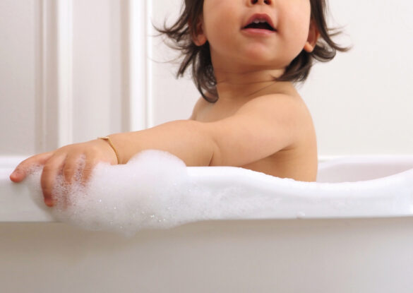 Bain de bébé : comment choisir entre la baignoire et le transat ?