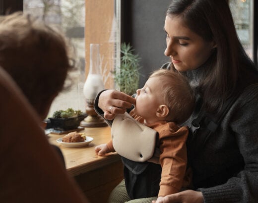 Des astuces pour occuper votre bébé au restaurant