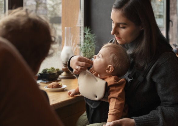 Des astuces pour occuper votre bébé au restaurant