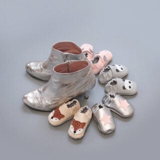 Trouver chaussure à son pied…
Les chaussons P’tit bisou sont d’un excellent rapport qualité-prix. Ils combinent confort, practicité et style, en faisant un choix judicieux pour les parents soucieux de leur budget.

• Extérieur : 100% cuir
• Doublure : 100% coton
• Très bon maintien du pied assuré par un élastique sous le rabat devant et derrière le pied.

#chaussonsenfants #chaussuresenfants #premierspas #bébédebout #Kids #FashionKids #Cute #MumLife #parentlife